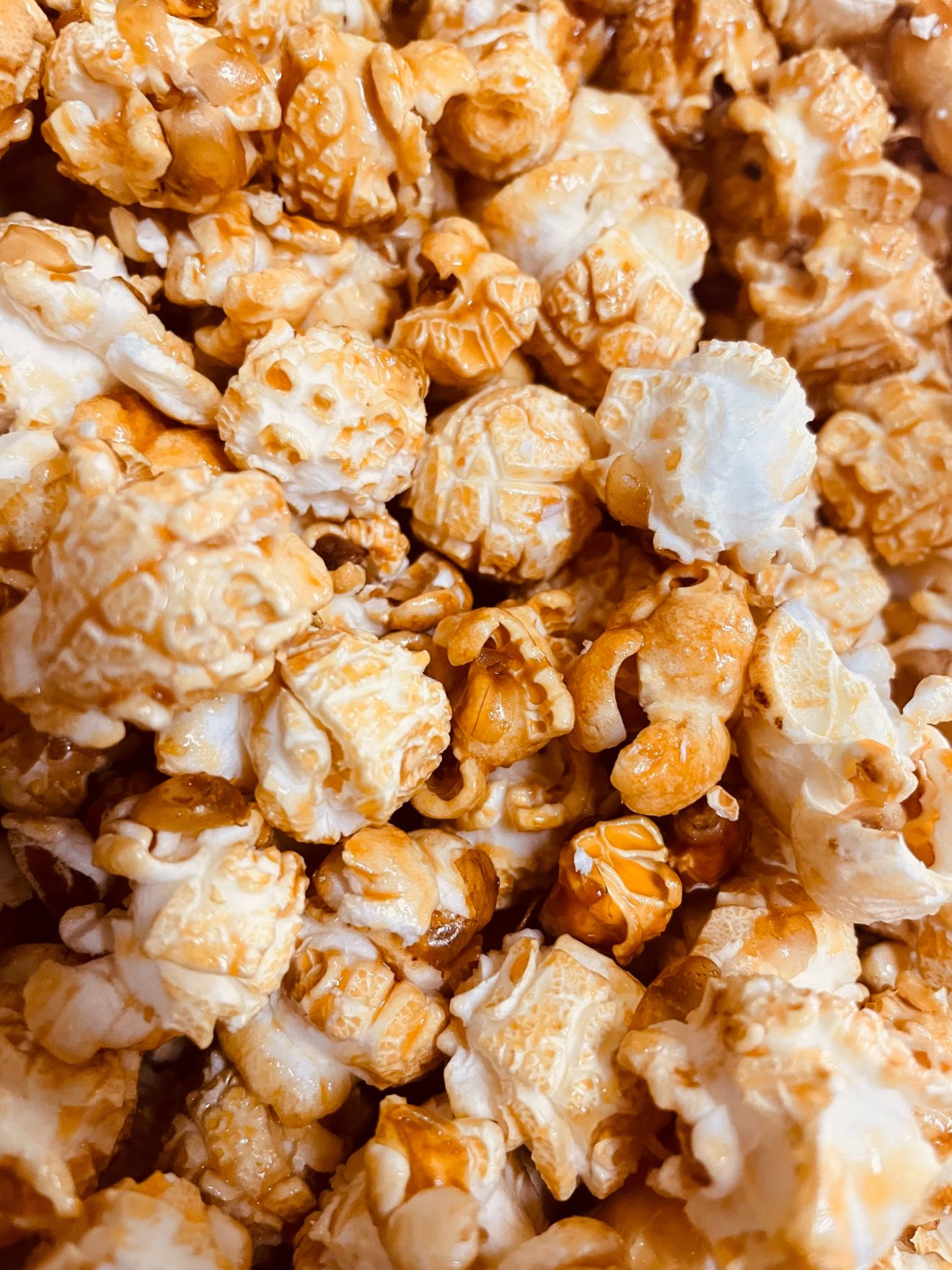 LECKERES KOKOS-KARAMELL POPCORN - HEAVENLYVEGAN